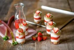 Rhabarber-Sahnestand Mit Erdbeerstückchen 150g