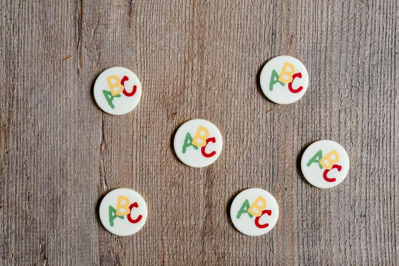 ABC Schoko-Aufleger 24 Stck. Ø 3 Cm, Weiße Schokolade 4 ABC Schoko-Aufleger 24 Stck. Ø 3 Cm, Weiße Schokolade – Bild 2