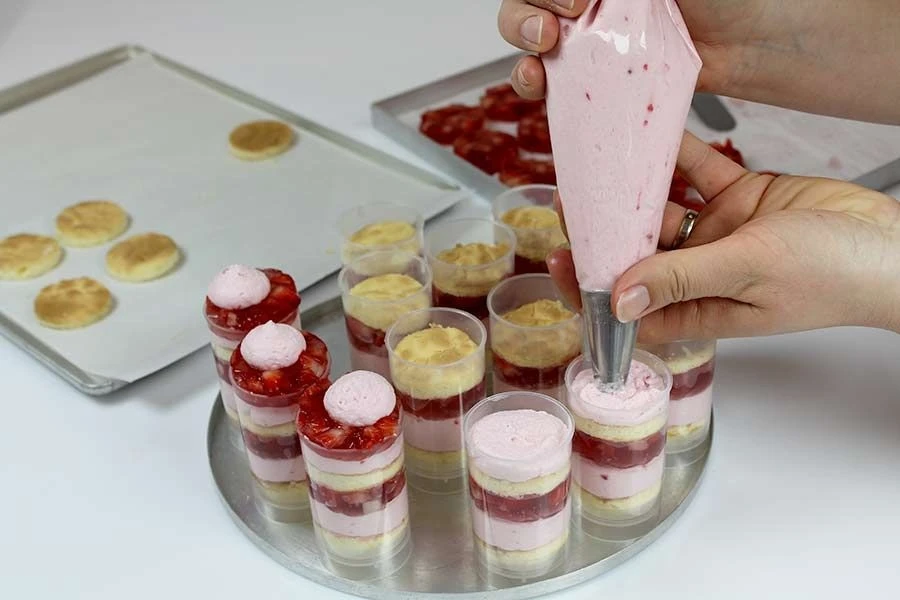 Einmal-Spritzbeutel 45 Cm, 100 Abreißbtl. Auf Der Rolle 3 Einmal-Spritzbeutel 45 Cm, 100 Abreißbtl. Auf Der Rolle