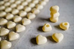 Herz-Hohlkörper Weiße Schokolade 54 Stück -Lebensmittelgeschäft a9cd693e160ee3e1710ef05233ab73d7