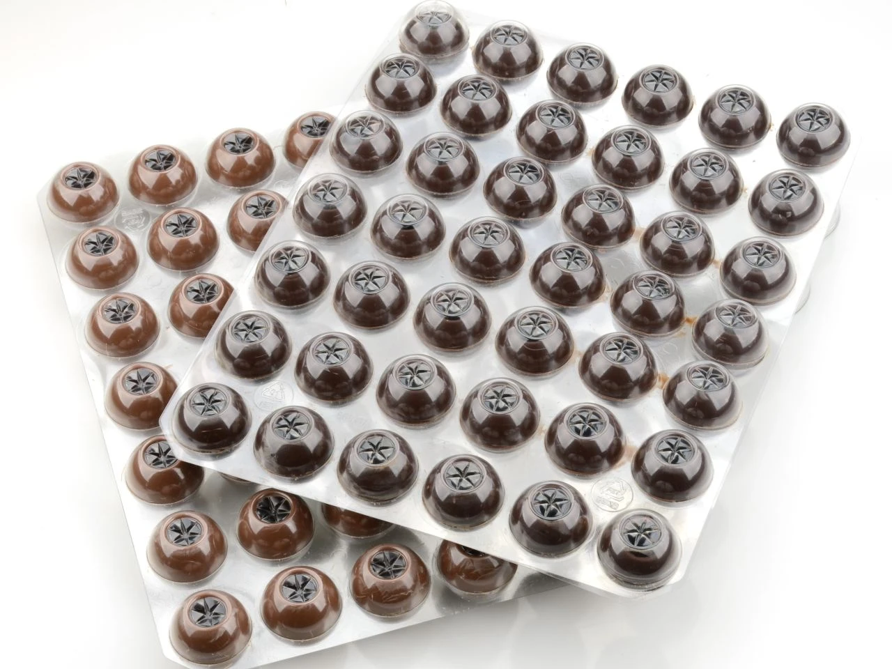 Pralinen-Hohlkörper: Maxi-Kugel, Zartbitter, 1 Folie/54 Stück á 31 Mm (5,2 G/9 Ml) 5 Pralinen-Hohlkörper: Maxi-Kugel, Zartbitter, 1 Folie/54 Stück á 31 Mm (5,2 G/9 Ml) – Bild 3