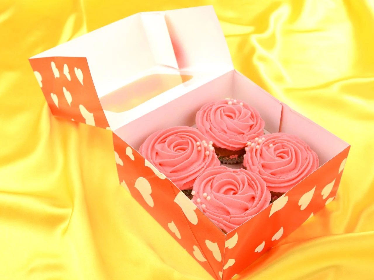 Cupcake Box: Herzen, Mit Einsatz Für 4 Muffins, Pappe, Rot-Weiß, 2er-Set á 16 X 16 X 7,5 Cm 4 Cupcake Box: Herzen, Mit Einsatz Für 4 Muffins, Pappe, Rot-Weiß, 2er-Set á 16 X 16 X 7,5 Cm – Bild 2