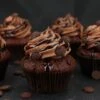 Backmischung Chocolate Lover's Cupcakes, Inkl. Schoko-Sauce, Callebaut-Callets & 12 Backförmchen, 355 G -Lebensmittelgeschäft b47370