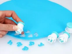 Ausstecher-Set Mit Auswerfer: Alphabet Kleinbuchstaben, Kunststoff, Weiß & Türkis, 26 Stück (a-z) á 11 Bis 17 Mm -Lebensmittelgeschäft b51152