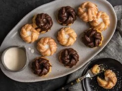 Nordic Ware: Aluguss-Backform 75th Anniversary Braided Mini-Bundt, Antihaft, 800 Ml, 12 Mulden á 6,5 X 3,5 Cm