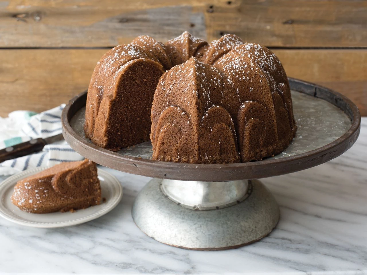 Nordic Ware: Aluguss-Backform Fleur De Lis Bundt Pan, Antihaft, 2,4 L, 22,5 X 9,5 Cm 3 Nordic Ware: Aluguss-Backform Fleur De Lis Bundt Pan, Antihaft, 2,4 L, 22,5 X 9,5 Cm