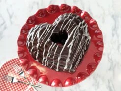 Nordic Ware: Aluguss-Backform Tiered Heart Bundt, Herzkranz, Antihaft, 2,83 L, 23,5 X 22,5 X 11,5 Cm