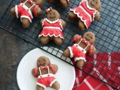 Nordic Ware: Aluguss-Backform Gingerbread Kids Cakelet, Antihaft, 1,06 L, 6 Mulden á 11 X 8,5 X 4 Cm