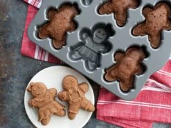 Nordic Ware: Aluguss-Backform Gingerbread Kids Cakelet, Antihaft, 1,06 L, 6 Mulden á 11 X 8,5 X 4 Cm -Lebensmittelgeschäft b90092